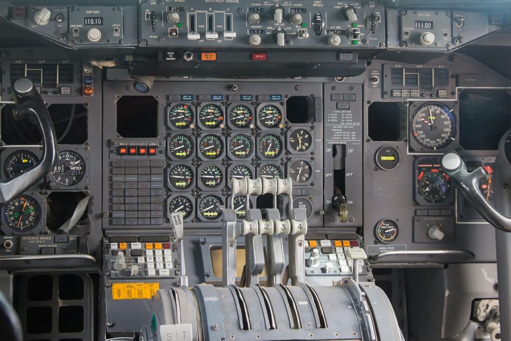 cockpit, armature, plane-587043.jpg