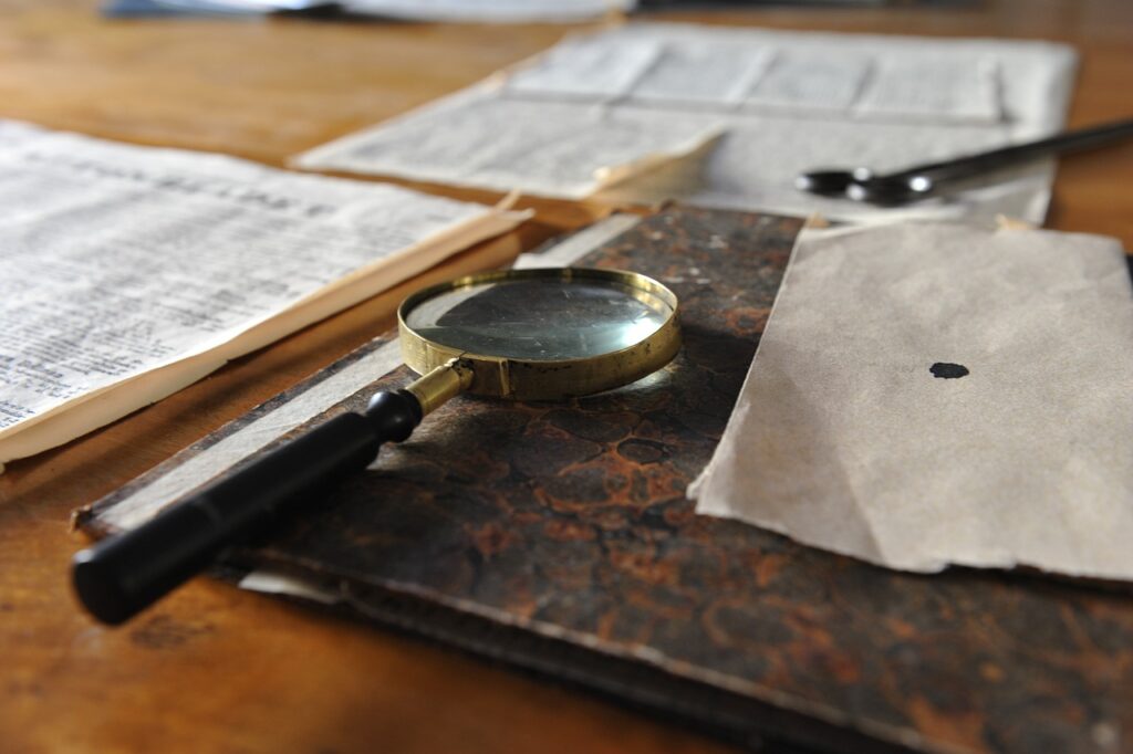 magnifying glass, sheet, writing desk-626174.jpg